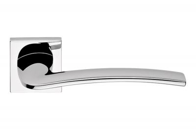 Комфортная хромированная дверная ручка Komfort на розетке итальянской дизайнерской линии Calim