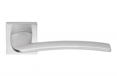Крылатая сатиновая хромированная дверная ручка на розетке элегантного дизайна Итальянская линия Calì