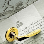 Дверная ручка из натуральной латуни Busiri, идеально подходящая для элегантного дома от Antologhia