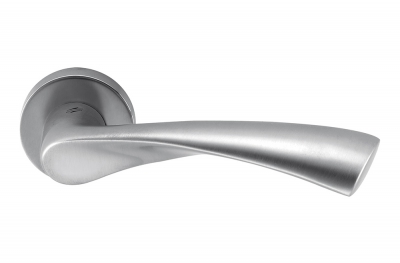 Дверная ручка Flessa Satin Chrome на розетке, которая порхает как бамбук от Colombo Design
