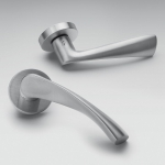 Дверная ручка Flessa Satin Chrome на розетке, которая порхает как бамбук от Colombo Design