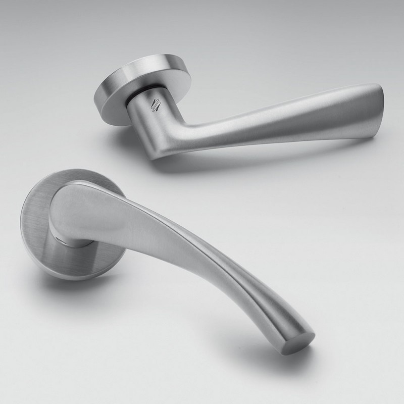 Дверная ручка Flessa Satin Chrome на розетке, которая порхает как бамбук от Colombo Design