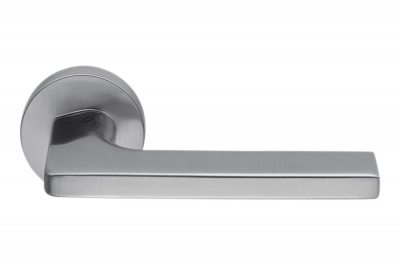 Дверная ручка Gira из нержавеющей стали с циркониевым покрытием HPS в английском стиле на розетке от Colombo Design