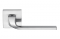 Хромированная дверная ручка Isy Satin Chrome на розетке Разработано Architettura компанией Colombo Design