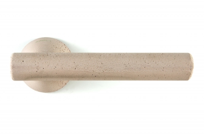 Дверная ручка Juno Architecture с цементной краской на розетке от Mandelli Design