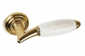 Ручка двери Paros на розетке из белого калакатты каррара и золотого мрамора от Mandelli1953