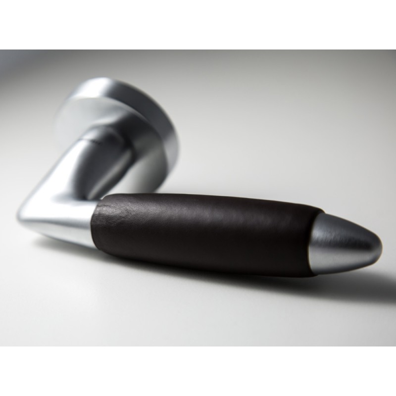 Ручная дверная ручка Totem из кожи в Италии от Mandelli