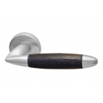 Ручная дверная ручка Totem из кожи в Италии от Mandelli